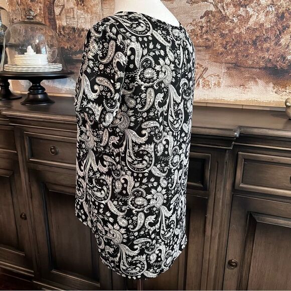 Express Blouse black & White Paisley Print Short Sleeve size Medium - Picture 4 of 7